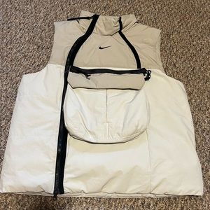 Nike Mens Sportswear Tech Pack Synthetic-Fill
NWT
Vest Light Bone Size- L